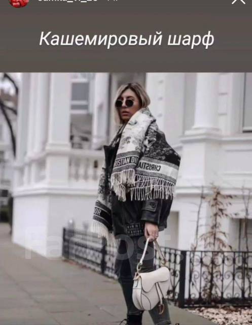 стильная сумка и шарф на девушке в ботинках