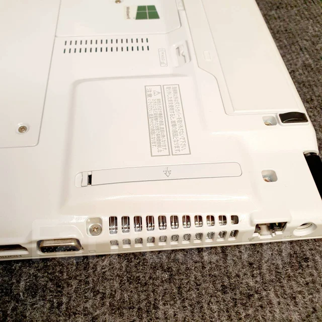 Fujitsu. 13.3", 2,6����, ��� 4 ��, ���� 750���, WiFi: 1, Bluetooth: 1, ����������� �� 6��. ����