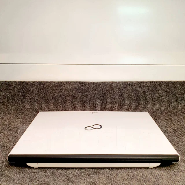 Fujitsu. 13.3", 2,6����, ��� 4 ��, ���� 750���, WiFi: 1, Bluetooth: 1, ����������� �� 6��. ����