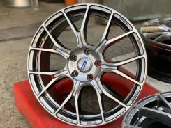 RAYS Gram Lights Azure 57BNA. 7.5x19", 5x114.3, ET45 ����