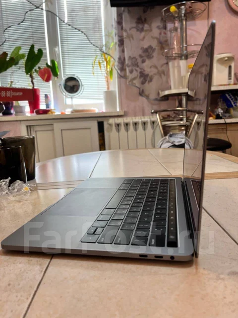 Apple MacBook Pro 13 2018. 13.3", 2,3����, ��� 8 ��, ���� 500���, WiFi: 1, Bluetooth: 1, ����������� �� 10��. ����