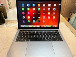 Apple MacBook Pro 13 2018. 13.3", 2,3����, ��� 8 ��, ���� 500���, WiFi, Bluetooth, ����������� �� 10��. ����
