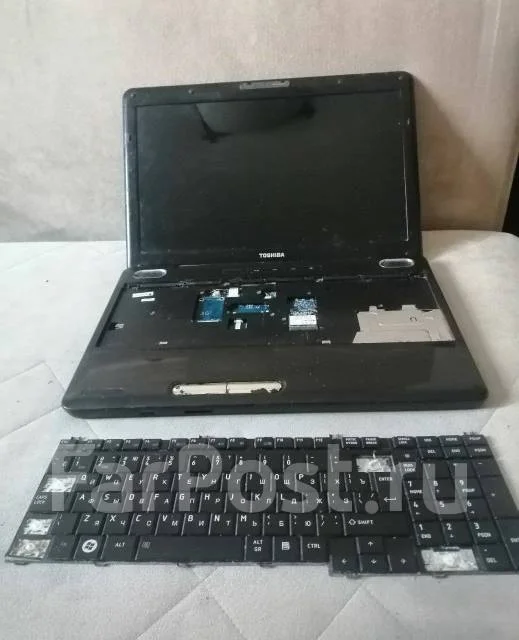 Toshiba Satellite. 15.6", 2,1����, ��� 4 ��, ���� 300���, WiFi: 1, Bluetooth: 1, ����������� �� 1��. ����