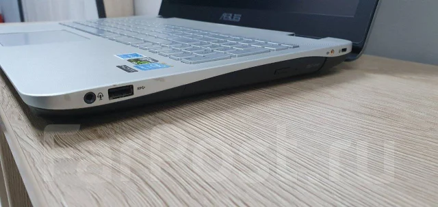 Asus. 15.5", 3,2����, ��� 8 ��, ���� 512���, WiFi: 1, Bluetooth: 1 ����