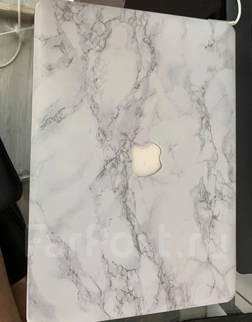 Apple MacBook. 13", 2,4����, ��� 4 ��, ���� 128���, WiFi: 1, Bluetooth: 1, ����������� �� 1��. ����