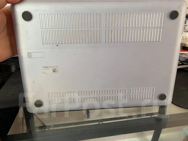 Apple MacBook. 13", 2,4����, ��� 4 ��, ���� 128���, WiFi: 1, Bluetooth: 1, ����������� �� 1��. ����