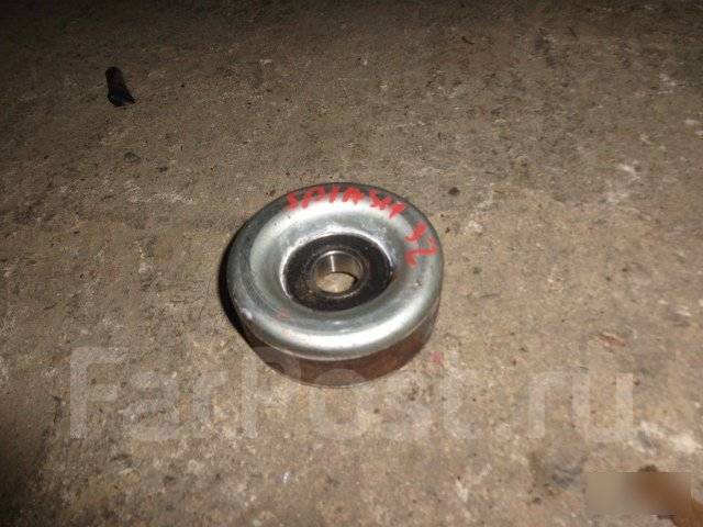 Ролик натяжителя suzuki grand vitara 2. Suzuki grand vitara обводной ролик. Натяжитель ремня. Sx4 suzuki обводной ролик. Ролик сузуки гранд витара 2.