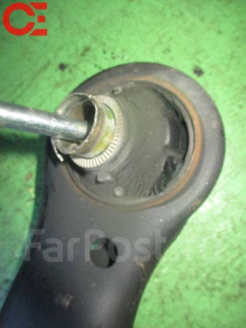 Замена вертикальных сайлентблоков в передних рычагах. Toyota Sprinter Carib (1