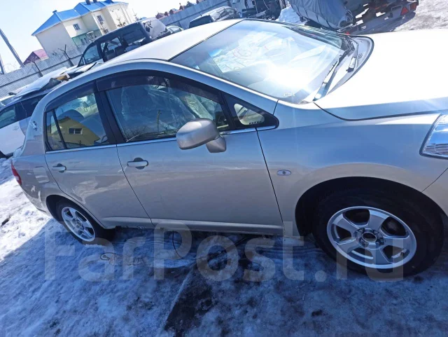 Nissan Tiida Latio. CS11, HR15 ����