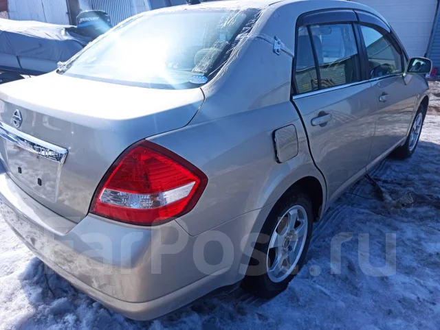 Nissan Tiida Latio. CS11, HR15 ����
