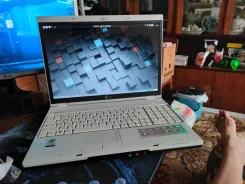 LG E500. 15.4", 2����, ��� 1024 ��, ���� 120���, WiFi, Bluetooth, ����������� �� 1��. ����