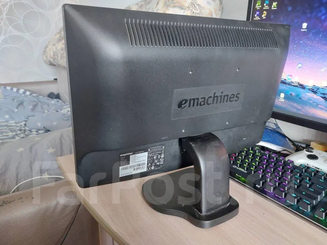 eMachines. 19" ����