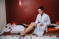 Массажист делает массаж женского тела в спа-салоне | Премиум Фото