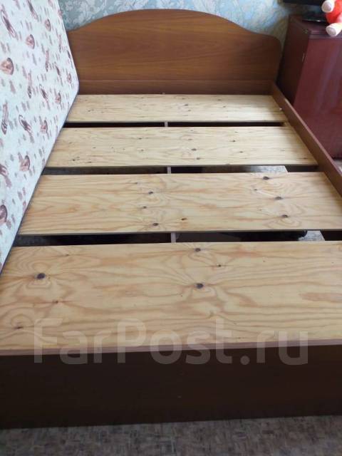 Двухспальная кровать, б/у, в наличии. Цена: 6 000₽ во Владивостоке
