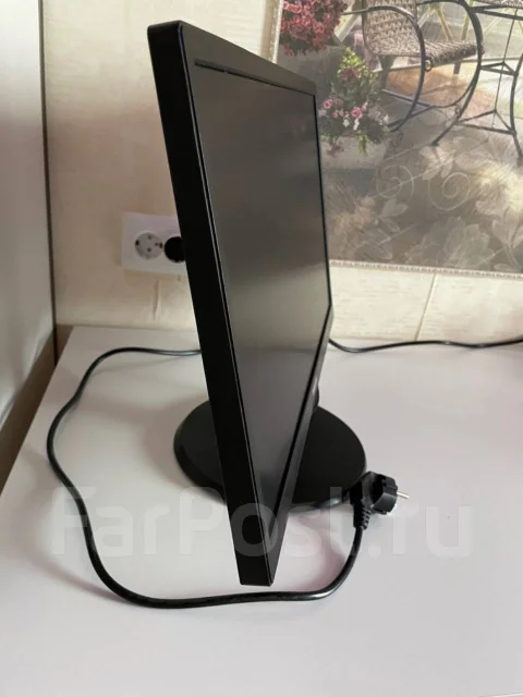 Philips. 21.5" ����