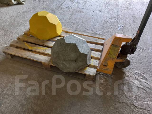 Парковочный столб (полусфера бетонная, ограничитель парковки). Штырь ...