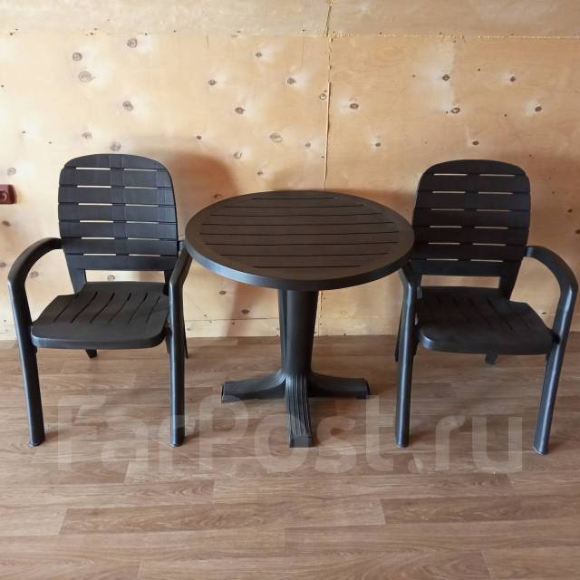 Стол с креслами садовый