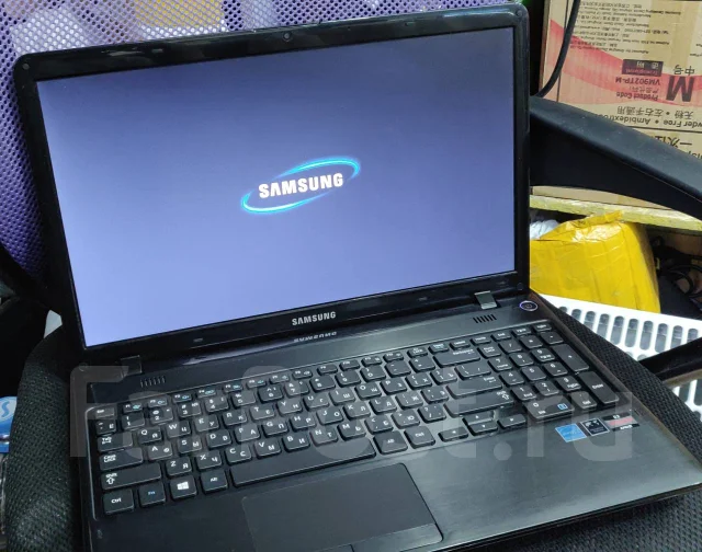 Samsung 355E5C. 15.6", 1,7����, ��� 4 ��, ���� 500���, WiFi: 1, Bluetooth: 1, ����������� �� 6��. ����