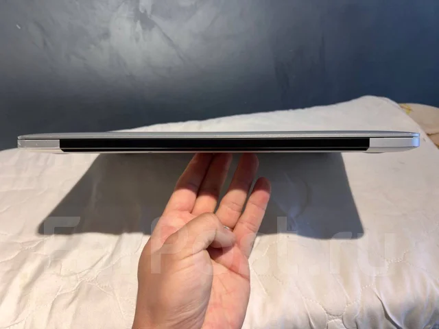 Apple MacBook Pro 13. 13.3", 2,4����, ��� 4 ��, ���� 128���, WiFi: 1, Bluetooth: 1 ����