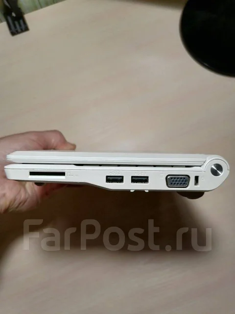 Asus Eee PC. 7", 900����, ��� 2048 ��, ���� 4���, WiFi: 1, Bluetooth: 1, ����������� �� 1��. ����