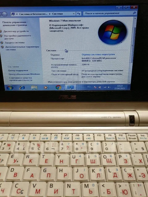 Asus Eee PC. 7", 900����, ��� 2048 ��, ���� 4���, WiFi: 1, Bluetooth: 1, ����������� �� 1��. ����
