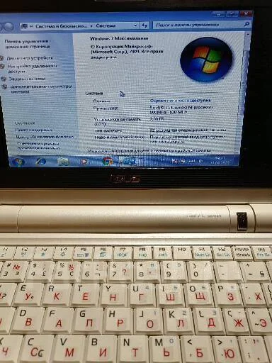 Asus Eee PC. 7", 900����, ��� 2048 ��, ���� 4���, WiFi: 1, Bluetooth: 1, ����������� �� 1��. ����