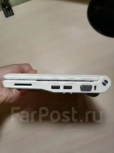 Asus Eee PC. 7", 900����, ��� 2048 ��, ���� 4���, WiFi: 1, Bluetooth: 1, ����������� �� 1��. ����
