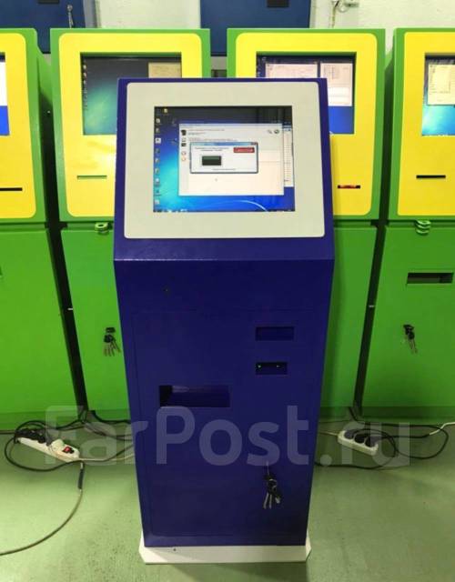 человек который ремонтирует терминалы. игровой терминал. платежный терминал апп 2. сломался терминал. монтаж терминалов оплаты.