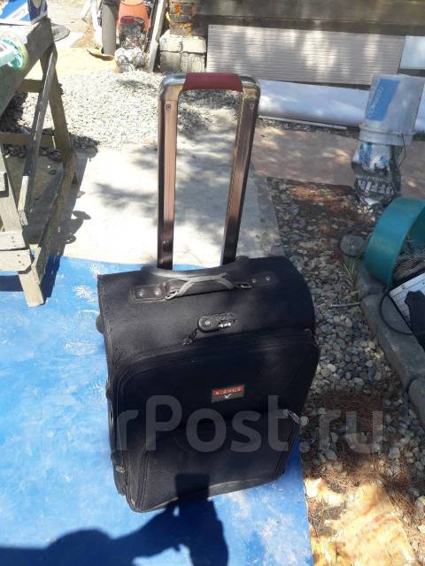 Чемодан на колёсиках 60х45х30 см, б/у, в наличии. Цена: 1 500₽ во ...