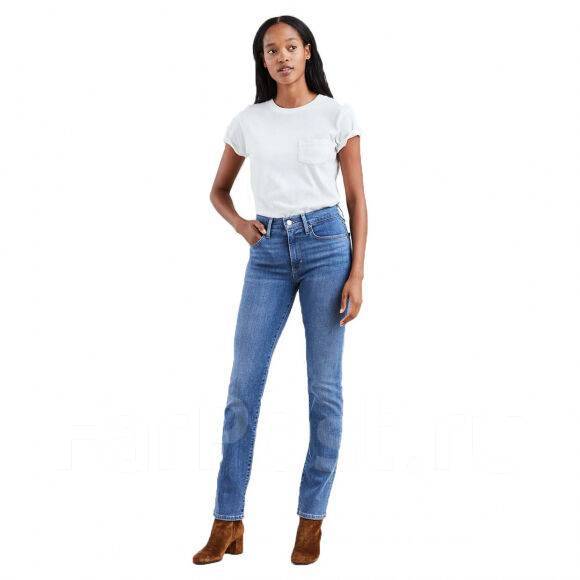 Как выглядят прямые джинсы женские