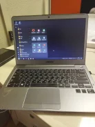 Samsung 530U3C. 13.3", 1,8����, ��� 8 ��, ���� 300���, WiFi: 1, Bluetooth: 1, ����������� �� 2��. ����
