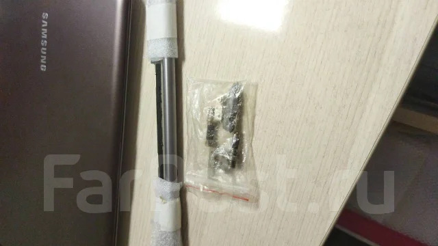 Samsung 530U3C. 13.3", 1,8����, ��� 8 ��, ���� 300���, WiFi: 1, Bluetooth: 1, ����������� �� 2��. ����