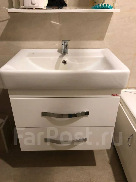 Раковина с тумбой и зеркалом - Сантехника и водоснабжение в Уссурийске