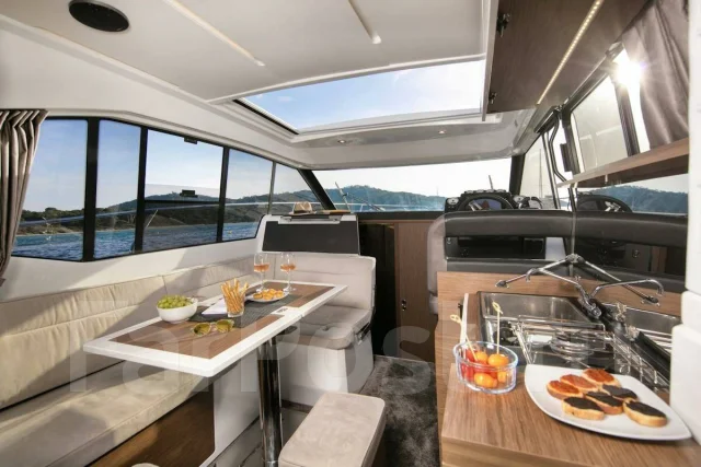 Jeanneau. ����� 10,53��., ��������� ������������, 440��.�., ������ ����