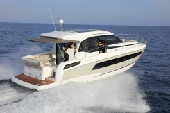 Jeanneau. ����� 10,53��., ��������� ������������, 440��.�., ������ ����