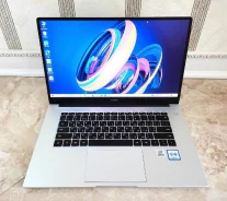Huawei. 15.6", 3,8����, ��� 8 ��, ���� 512���, WiFi: 1, Bluetooth: 1, ����������� �� 7��. ��� ����� �� ���������� ����