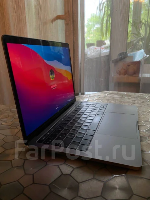Apple MacBook Pro 13 2018. 13.3", ��� 256 �� � ������, ���� 256���, WiFi: 1, Bluetooth: 1 ����