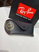  Ray-Ban. 