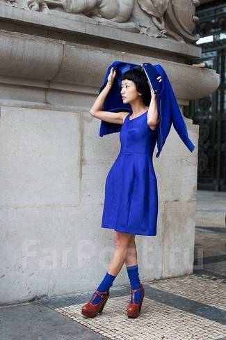 Синие платье и синие туфли фото