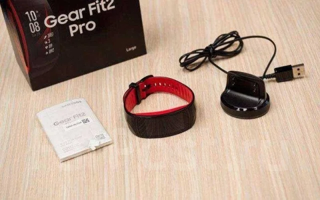 Samsung Galaxy Gear Fit2 Pro. IP68 ����