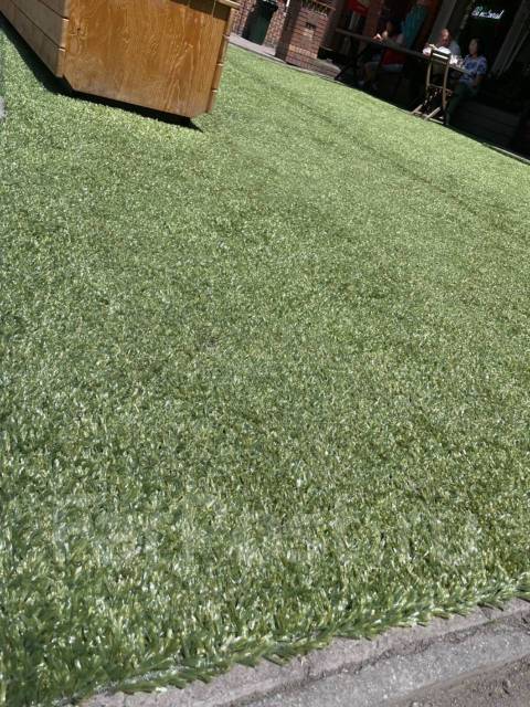 Искусственная трава на террасе фото