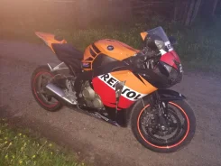 Honda CBR 1000RR Fireblade ����