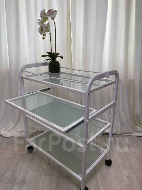 Столик косметолога, б/у, в наличии. Цена: 4 500₽ во Владивостоке