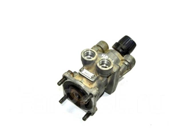 Четырёх колесный кран атего с датчоком описание. Главный тормозной кран аксор. Распределитель воздуха мерседес атего 2. Тормозной кран мерседес атего. Кран тормозной атего главный atego.