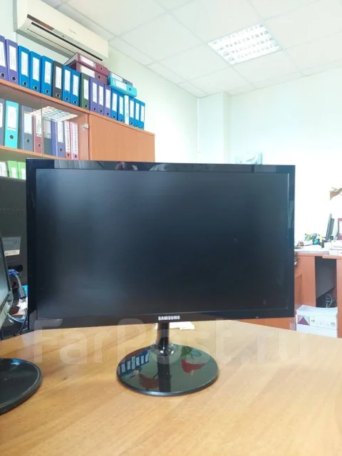 Samsung. 18", ���������� �� (LCD, LED, QLED) ����