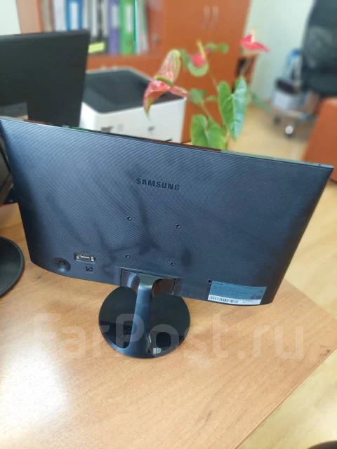Samsung. 18", ���������� �� (LCD, LED, QLED) ����