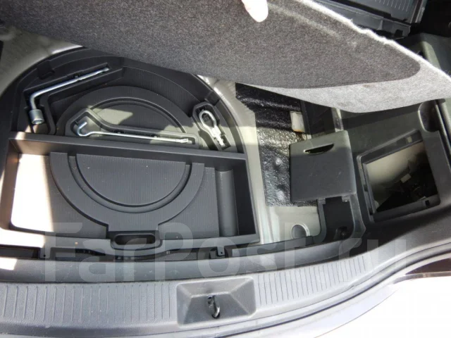 Mazda Verisa. DC5W, ZYVE ����