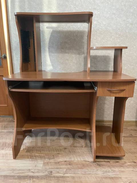 Стол компьютерный, б/у, в наличии. Цена: 4 500₽ в Уссурийске
