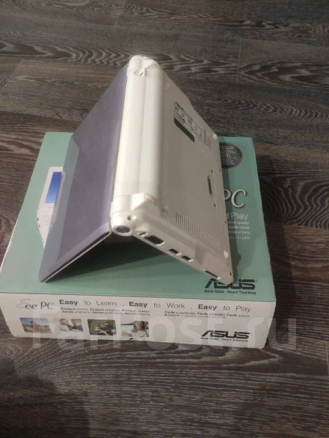 Asus Eee PC. 10", 900����, ��� 1024 ��, ���� 20���, WiFi: 1, Bluetooth: 1, ����������� �� 3��. ����