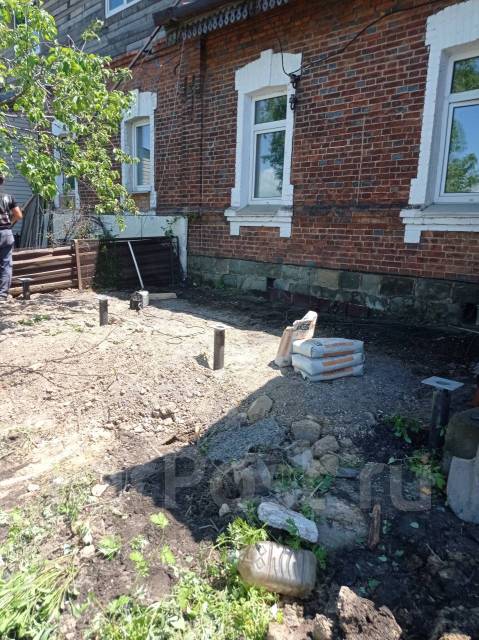 Монтаж свай (столбов) из буровой трубы, фундамент, забор и т. п во ...